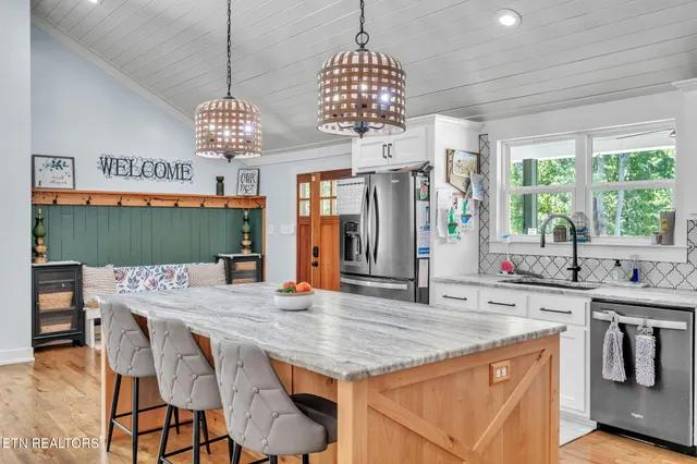 $999,950 | 328 Ridge Circle Road, Andersonville, TN 37705