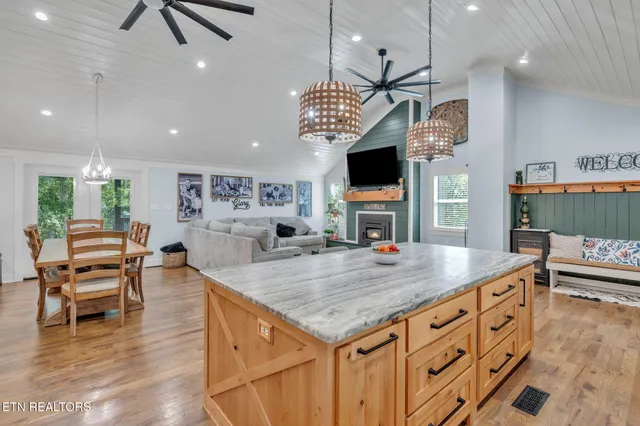 $999,950 | 328 Ridge Circle Road, Andersonville, TN 37705