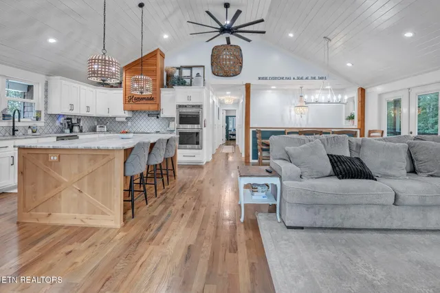 $999,950 | 328 Ridge Circle Road, Andersonville, TN 37705