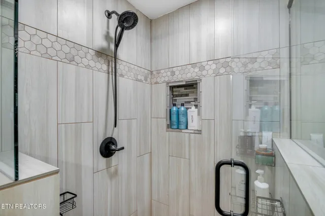 $999,950 | 328 Ridge Circle Road, Andersonville, TN 37705