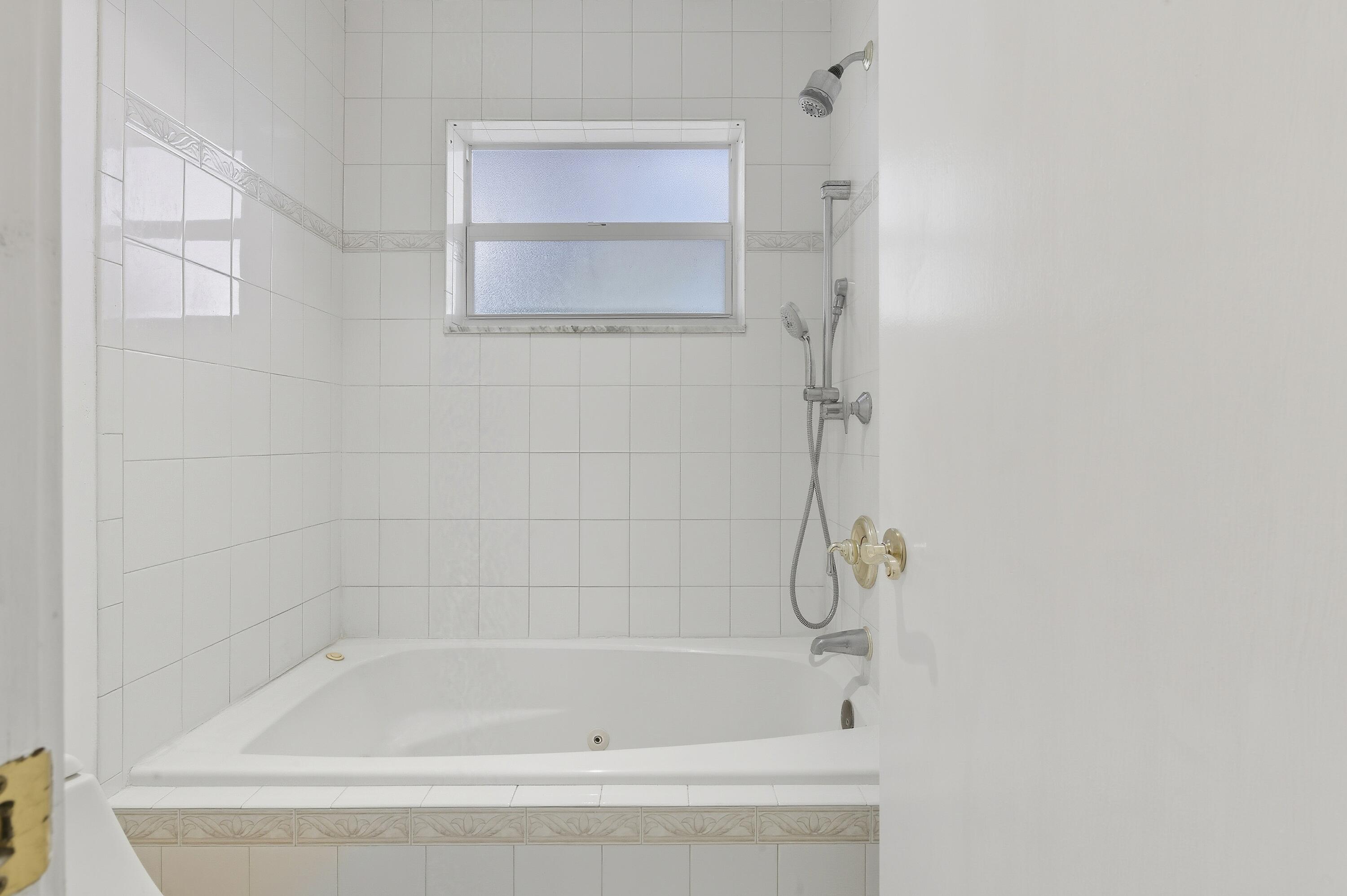 1167 South Drive Circle, Unit D Delray Beach, FL 33445 - Photo 14 of 26 a close up of a bathtub curtain