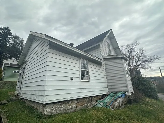 a view of a small house with a yard