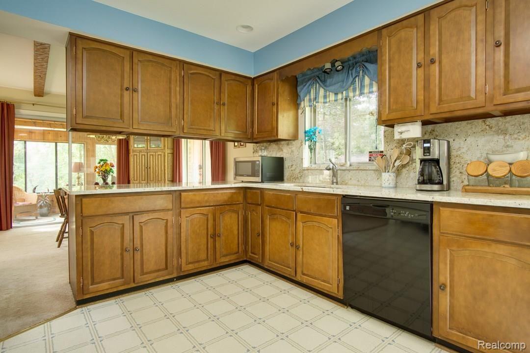 1669 West Gunn Road Rochester, MI 48306 - Photo 13 of 44 1669-Gunn-021.jpg
