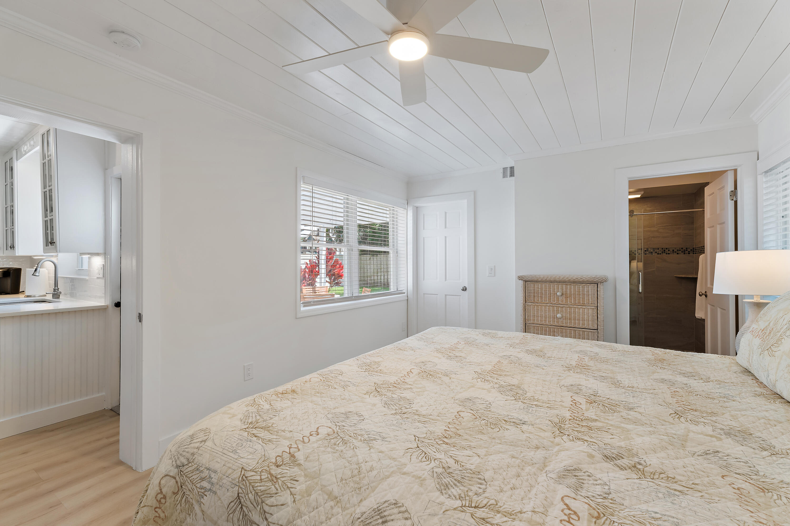 3414 Harbor Road South Jupiter, FL 33469 - Photo 15 of 38 Primary bedroom