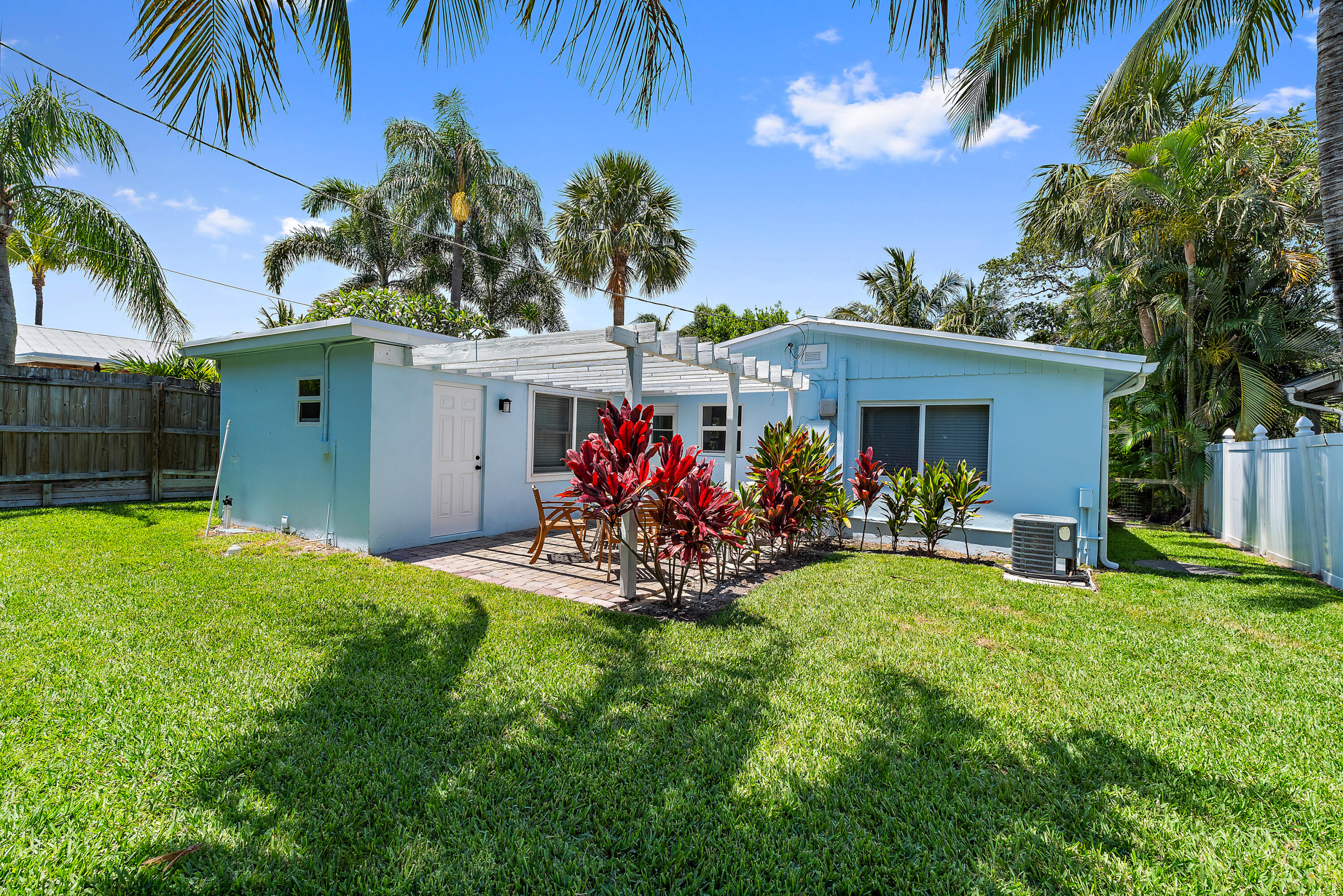 3414 Harbor Road South Jupiter, FL 33469 - Photo 30 of 38 Yard