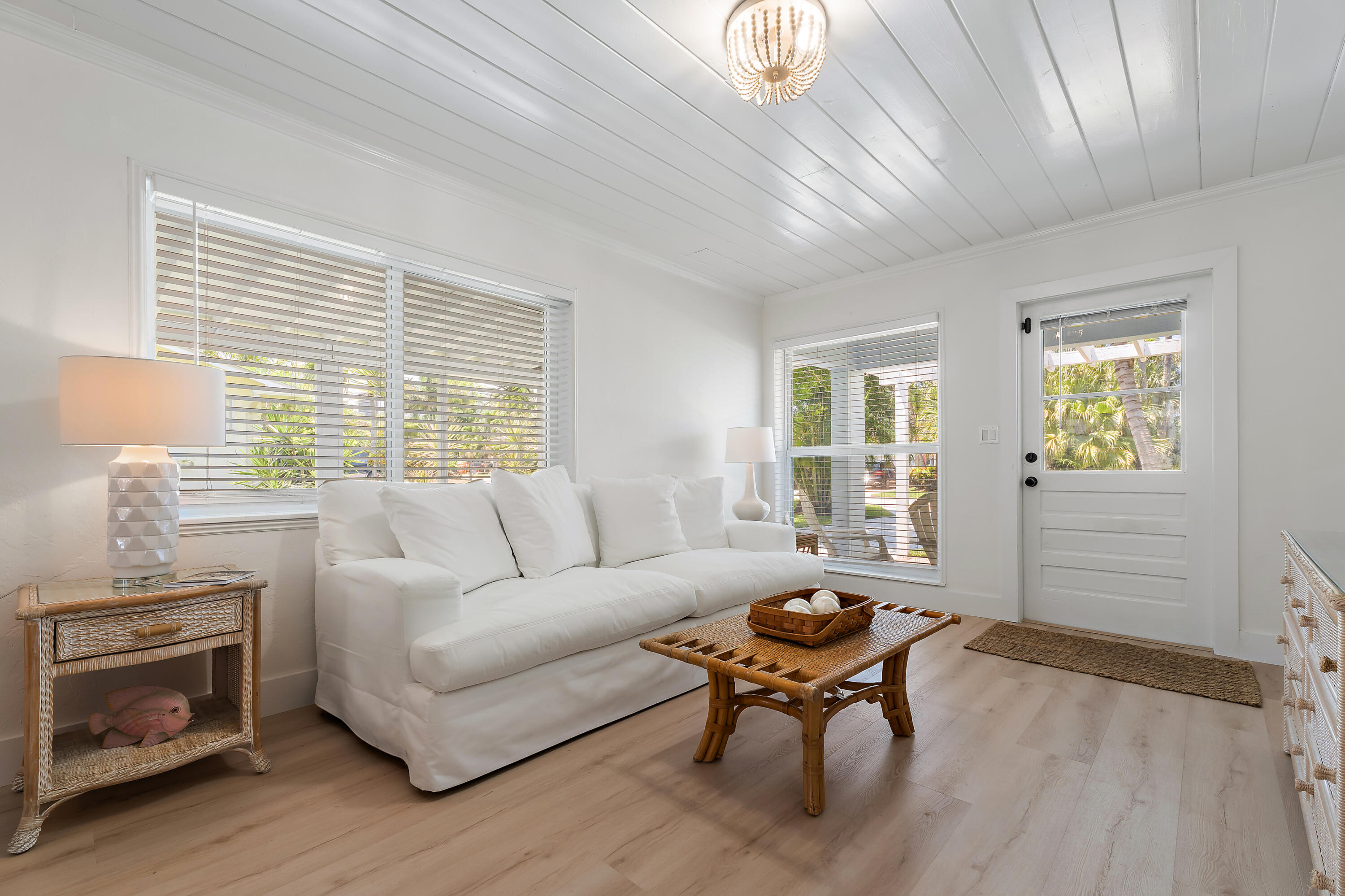 3414 Harbor Road South Jupiter, FL 33469 - Photo 5 of 38 Living Room