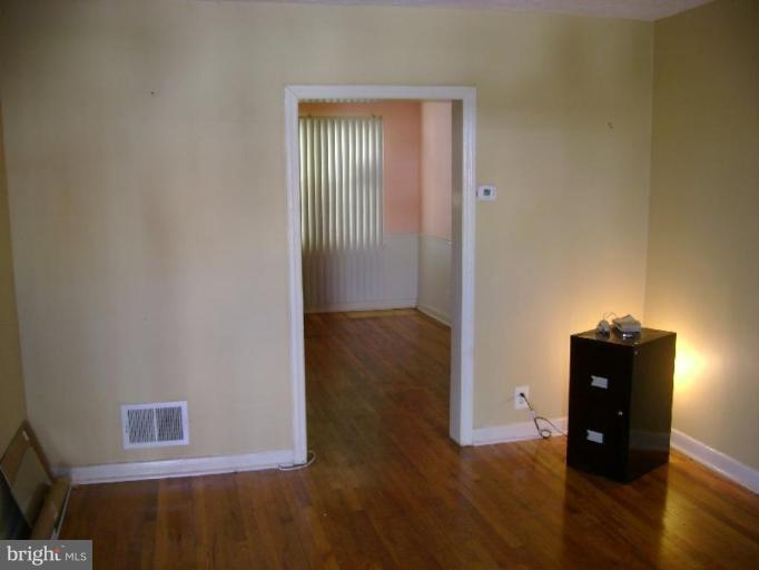 607 Hillview Road Baltimore, MD 21225 - Photo 3 of 9 Living Room