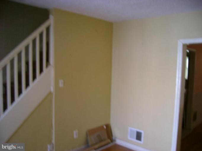 607 Hillview Road Baltimore, MD 21225 - Photo 4 of 9 Living Room #2