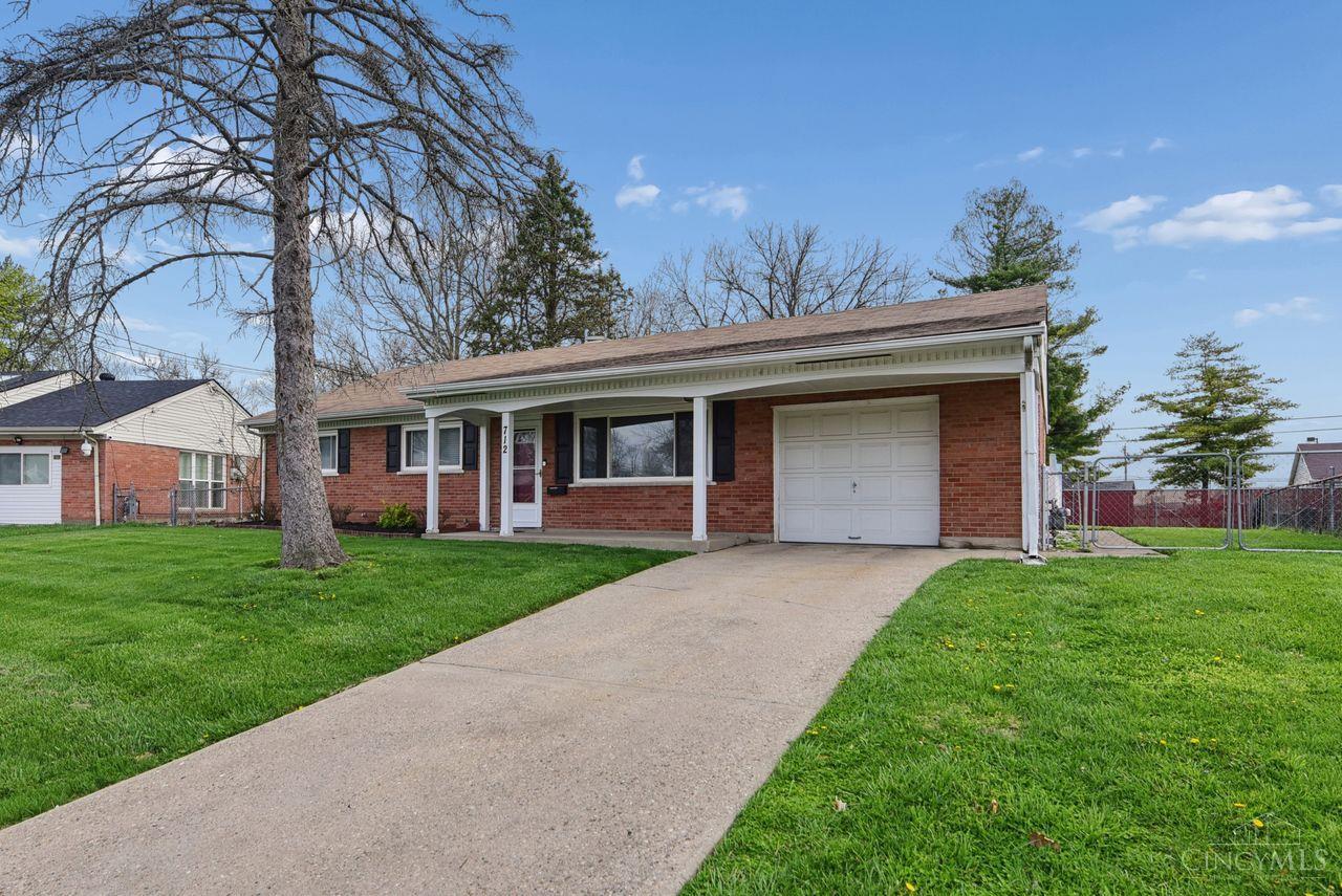 712 Danbury Road Cincinnati, OH 45240 - Photo 2 of 40