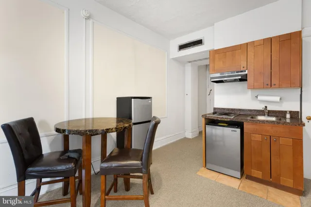 $975 | 1324 Locust Street, Unit 802, Philadelphia, PA 19107