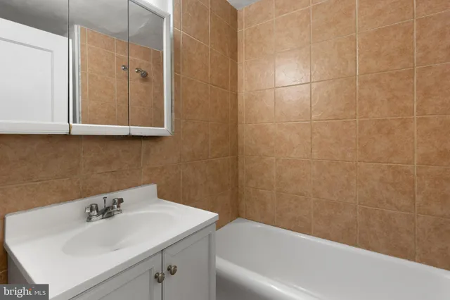 $975 | 1324 Locust Street, Unit 802, Philadelphia, PA 19107