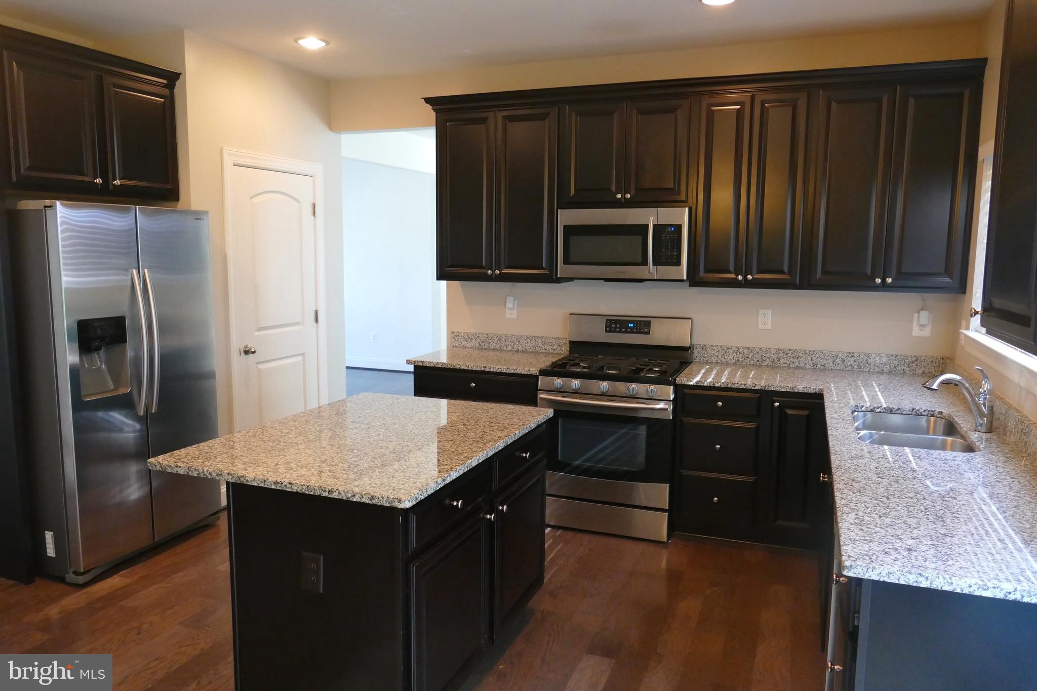 8014 Leeland Drive Pasadena, MD 21122 - Photo 3 of 32