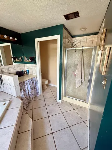 a view of an entryway with a livingroom