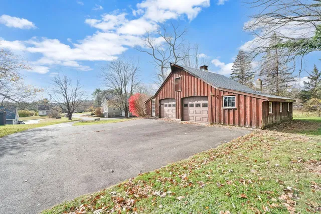a view of backyard of the house
