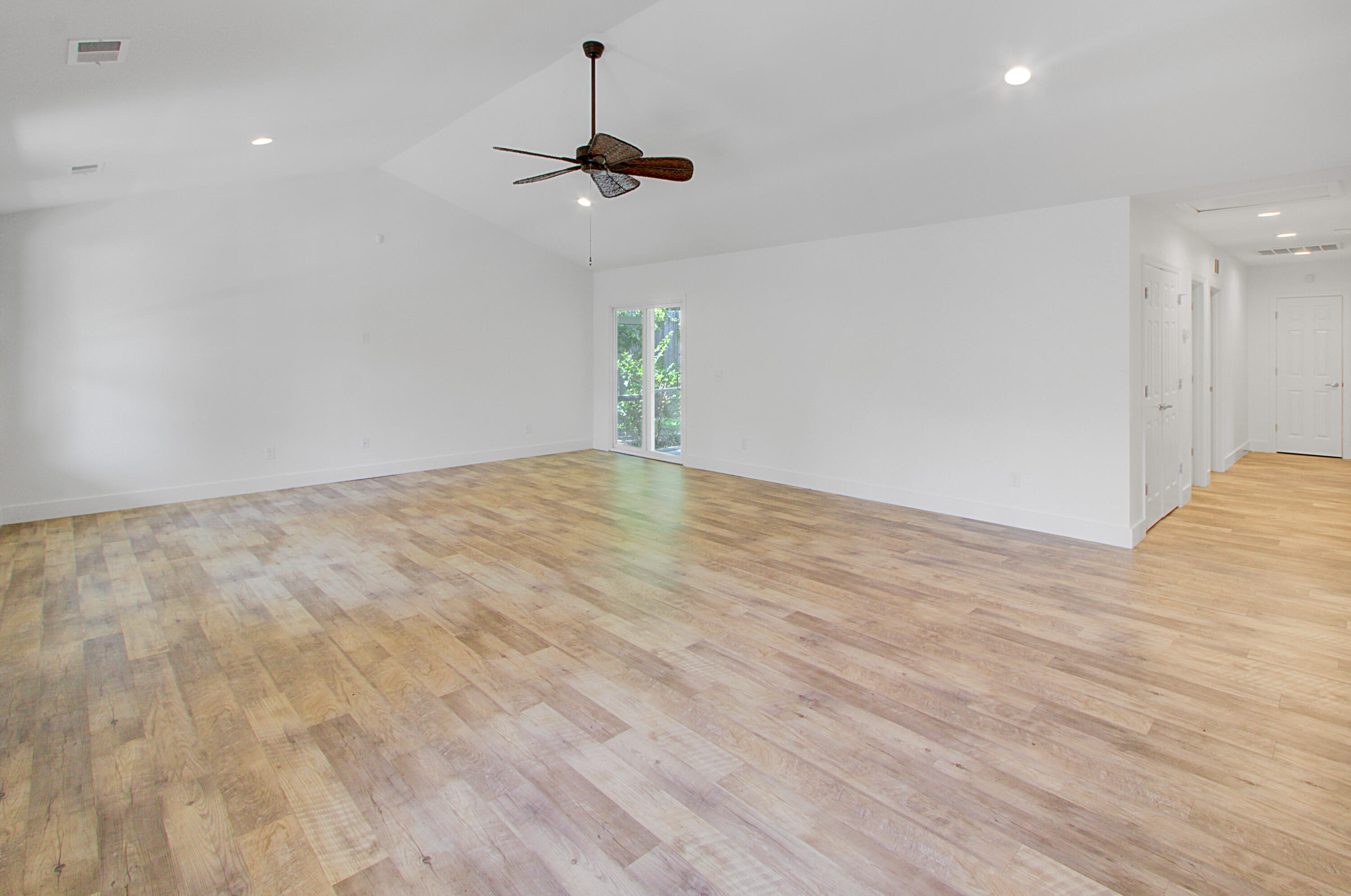 1299 Llewellyn Road Mount Pleasant, SC 29464 - Photo 4 of 29 Vaulted Ceilings