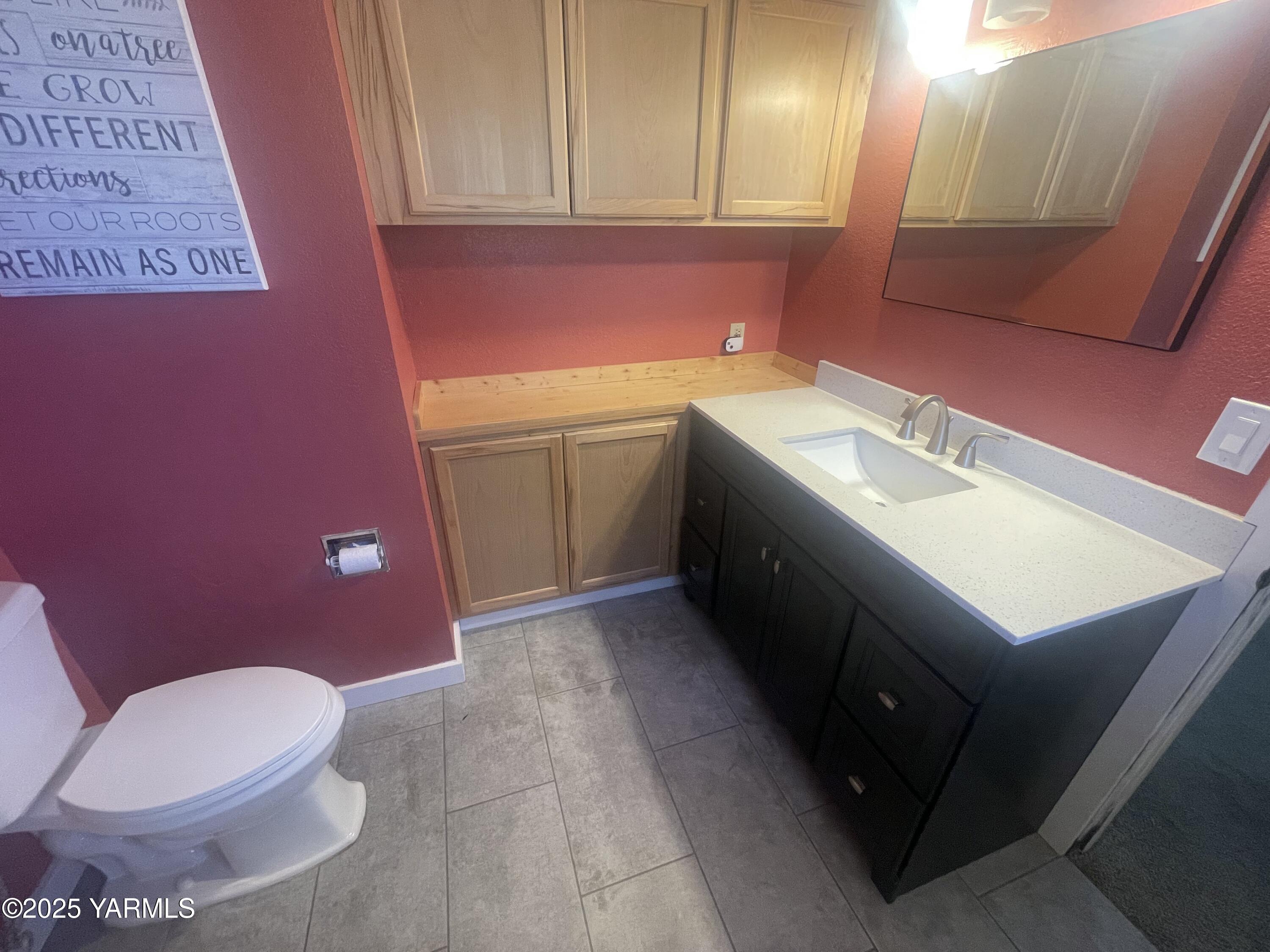 1602 Stein Road Yakima, WA 98908 - Photo 18 of 40 a bathroom with a sink a toilet and vanity
