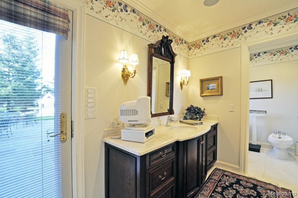 579 Lake Shore Road Grosse Pointe, MI 48236 - Photo 39 of 84 41.jpg