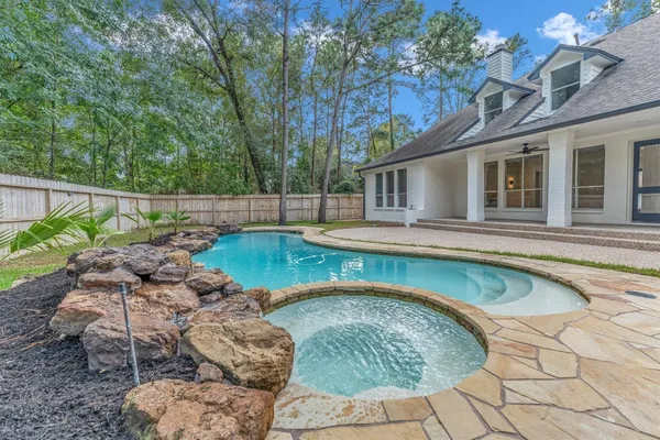 $1,250,000 | 30 East Wedgemere Circle, The Woodlands, TX 77381