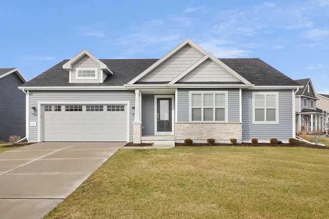 $529,900 | 830 Burr Oak Lane, Oconomowoc, WI 53066