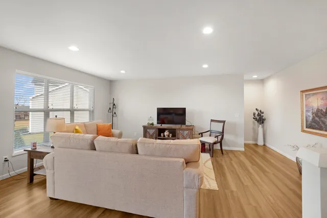 $529,900 | 830 Burr Oak Lane, Oconomowoc, WI 53066