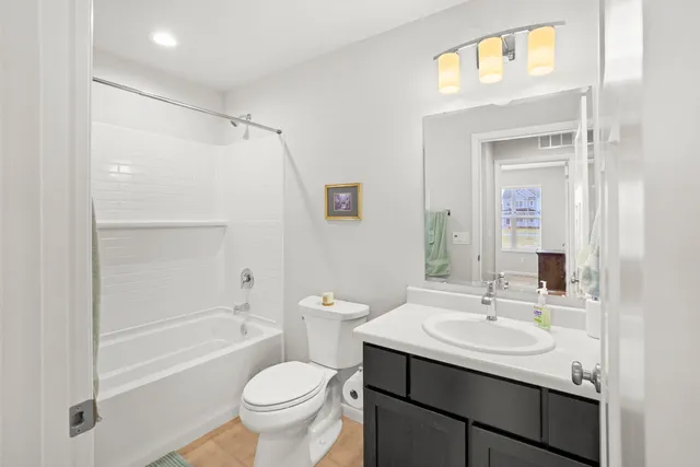 $529,900 | 830 Burr Oak Lane, Oconomowoc, WI 53066