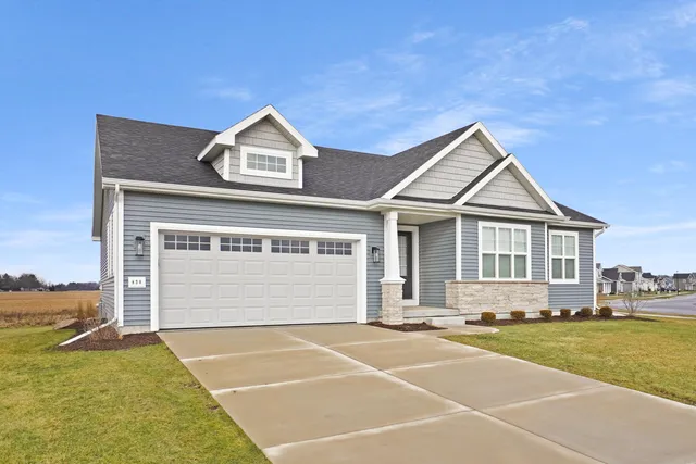 $529,900 | 830 Burr Oak Lane, Oconomowoc, WI 53066