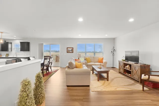 $529,900 | 830 Burr Oak Lane, Oconomowoc, WI 53066