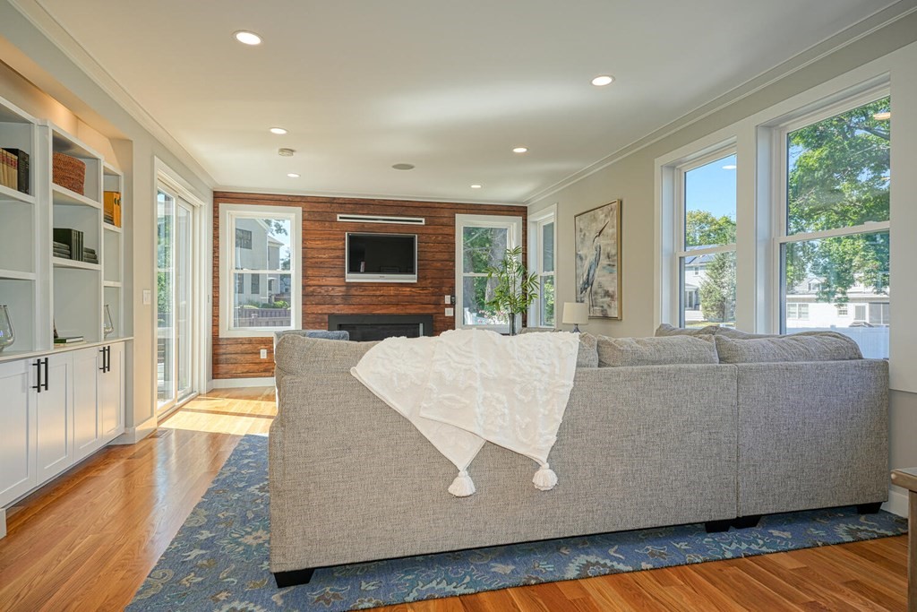 257 Beal Road Waltham, MA 02453 - Photo 5 of 36