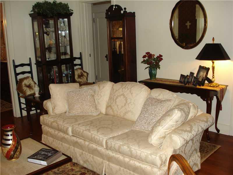 905 Alcoma Street Sharon, PA 16146 - Photo 2 of 13 Living Room.