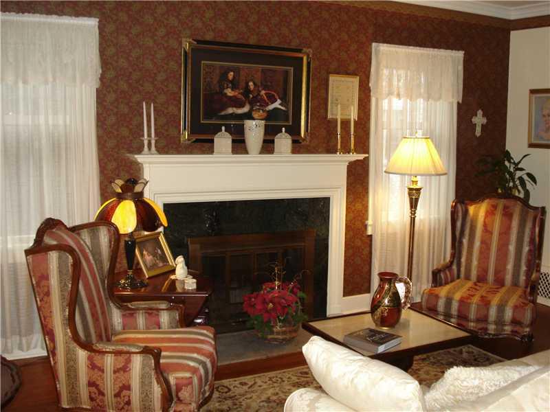 905 Alcoma Street Sharon, PA 16146 - Photo 3 of 13 Living Room.