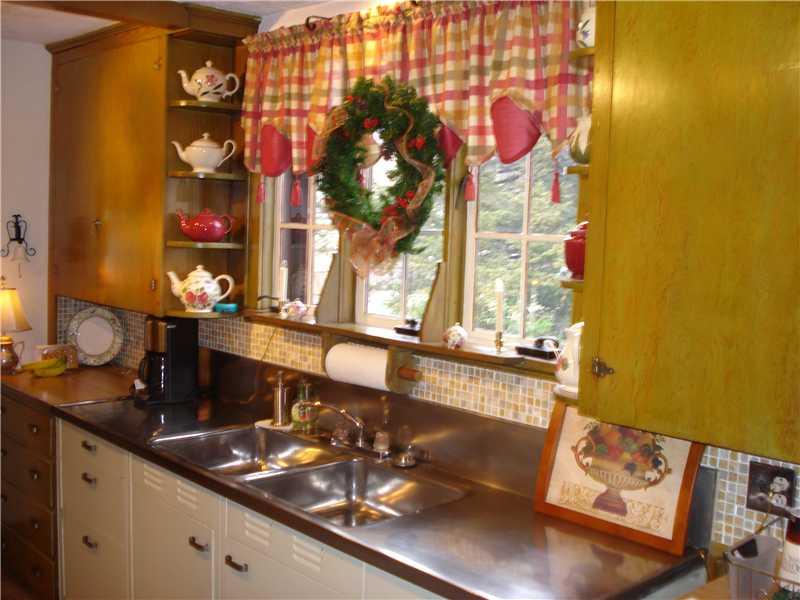 905 Alcoma Street Sharon, PA 16146 - Photo 6 of 13 Kitchen.