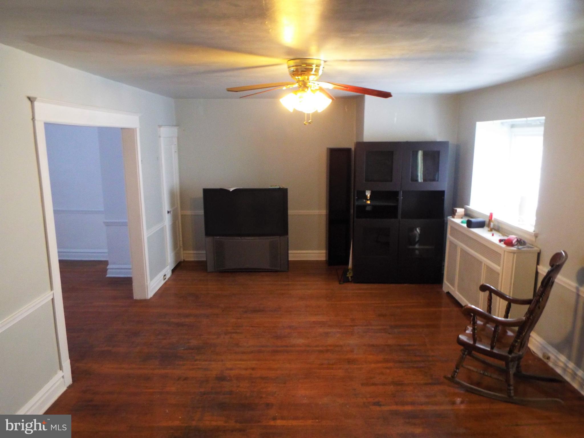 220 Ashby Road Upper Darby, PA 19082 - Photo 3 of 27 Spacious Living Rm with ceiling fan