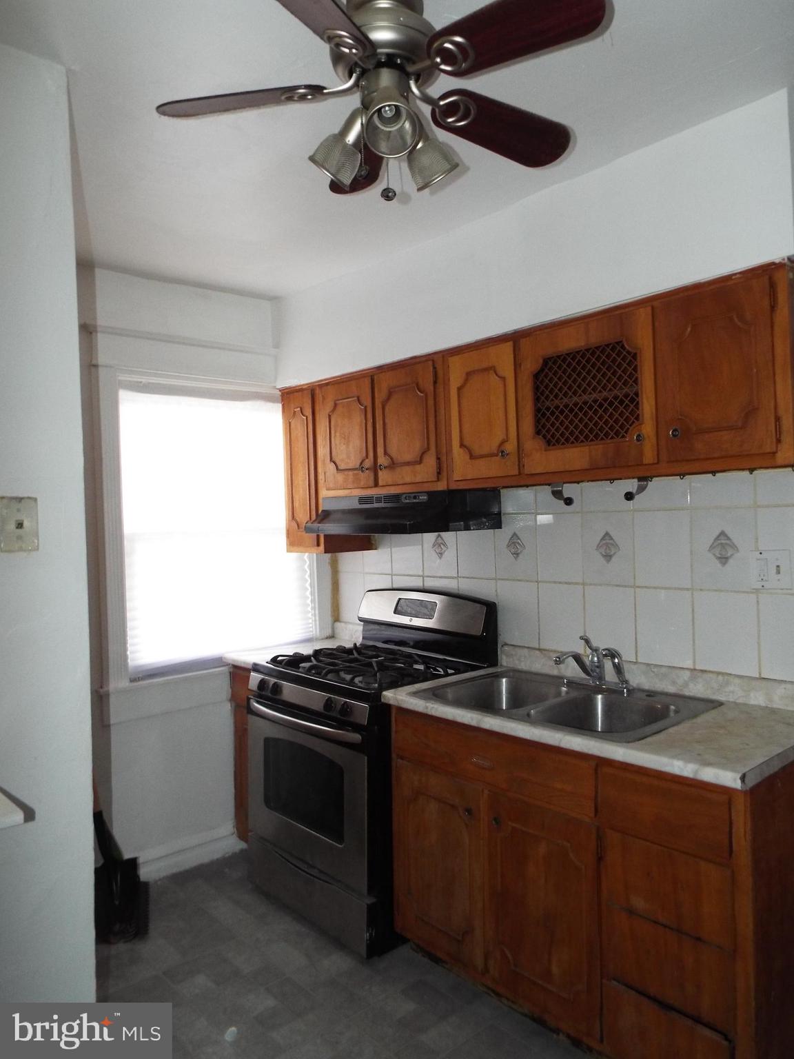 220 Ashby Road Upper Darby, PA 19082 - Photo 5 of 27 Gas cooking