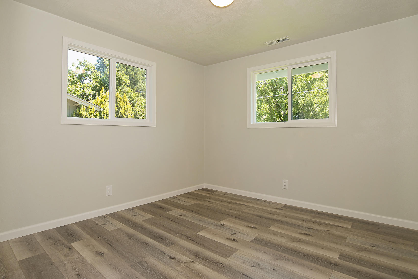 112 Vincent Avenue Central Point, OR 97502 - Photo 19 of 29 Bedroom