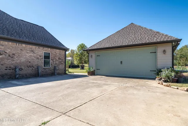 $350,000 | 196 Moore Crossing South, Byhalia, MS 38611