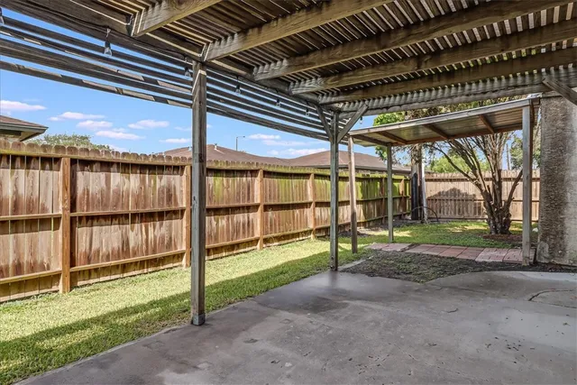 a view of a house with backyard