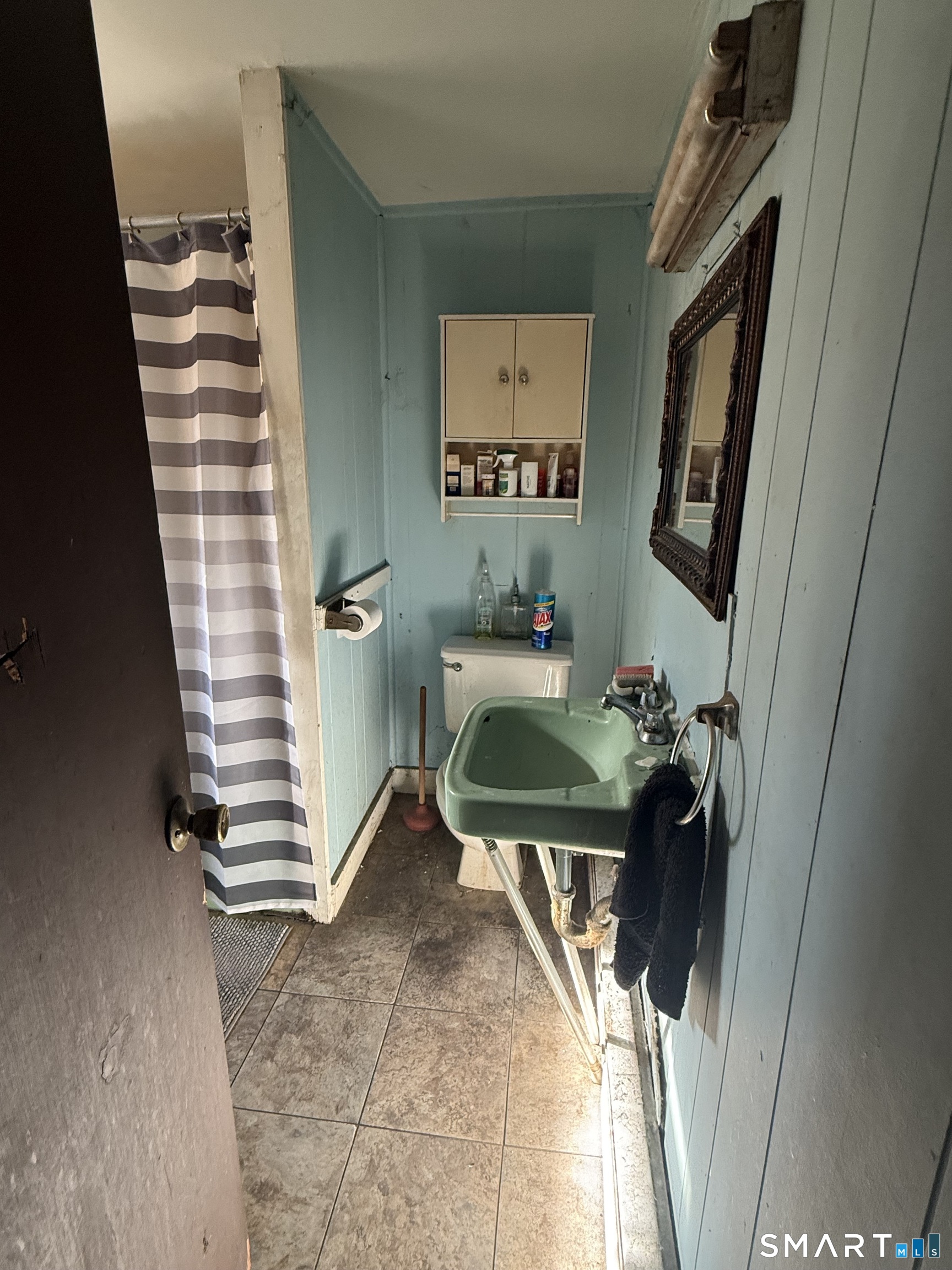 169 James Street New Haven, CT 06513 - Photo 18 of 30 a living room with furniture and a gate