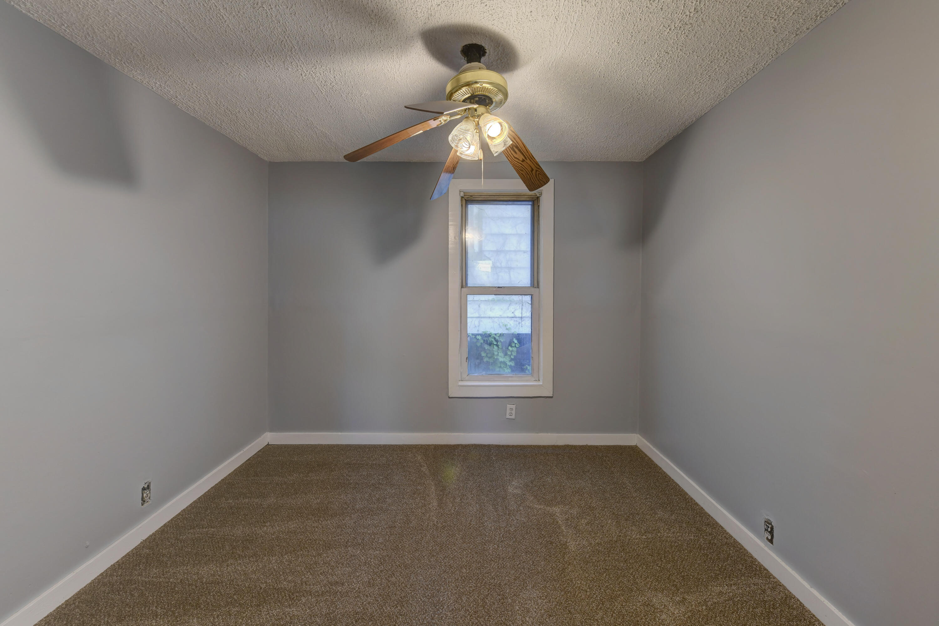 902 Kentucky Street Michigan City, IN 46360 - Photo 18 of 33 a room that has a window in it