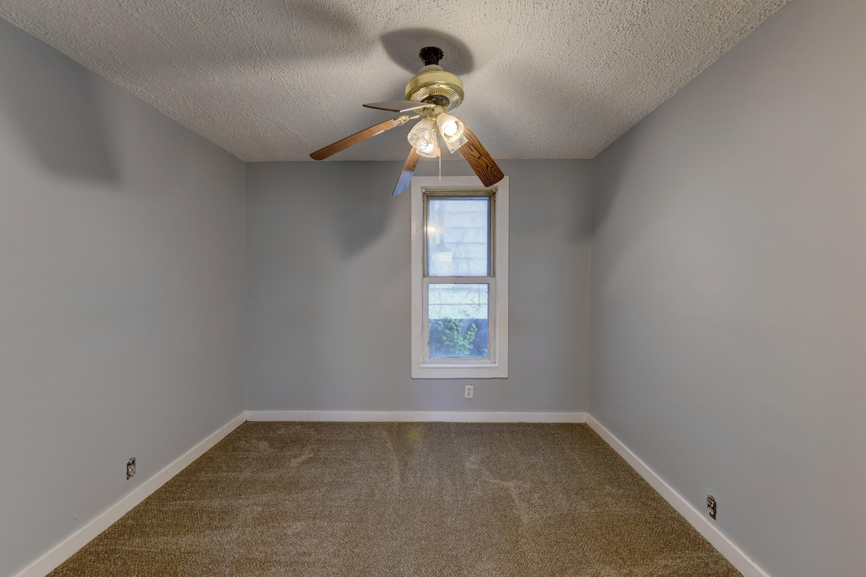 902 Kentucky Street Michigan City, IN 46360 - Photo 29 of 33 a decorative lighting & window in an empty room