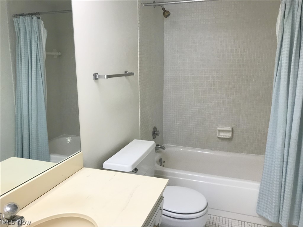 3701 Mayfield Road, Unit 211 Cleveland Heights, OH 44121 - Photo 21 of 35 Master Bathroom