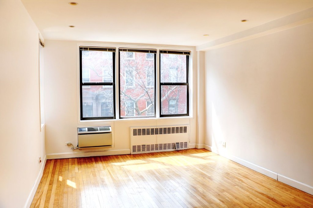 211 East 18th Street, Unit 2P Manhattan, NY 10003 - Photo 7 of 18 an empty room with a window