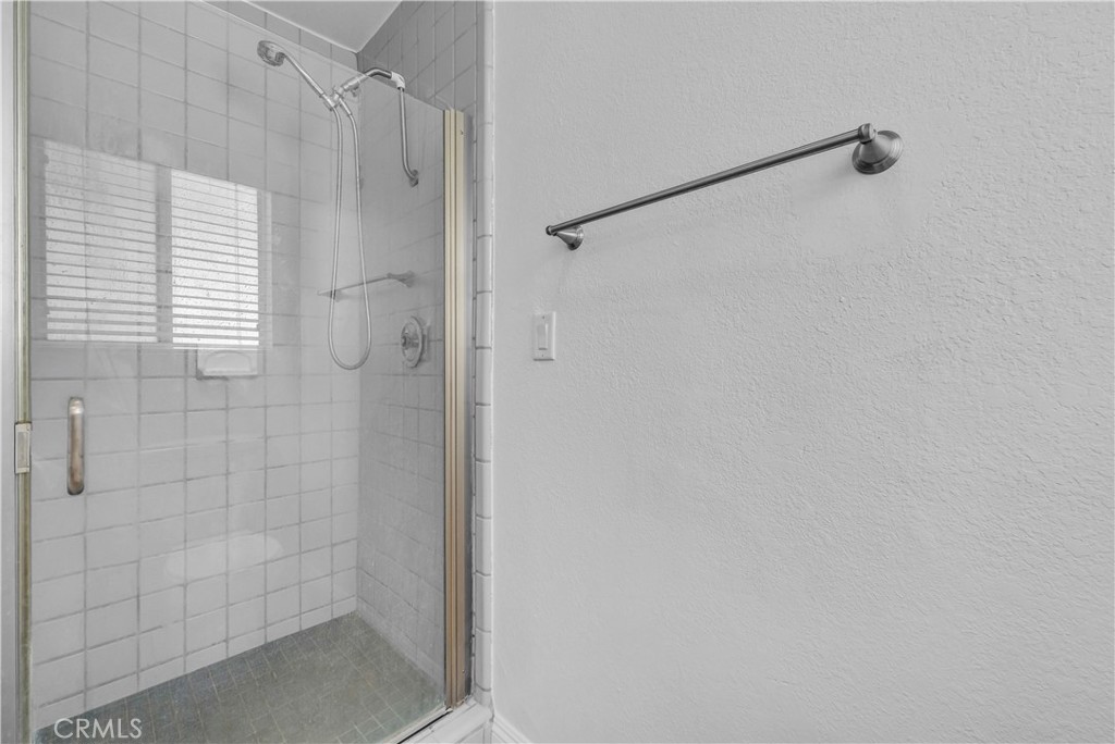 553 East Home Street Rialto, CA 92376 - Photo 9 of 26 Master bathroom