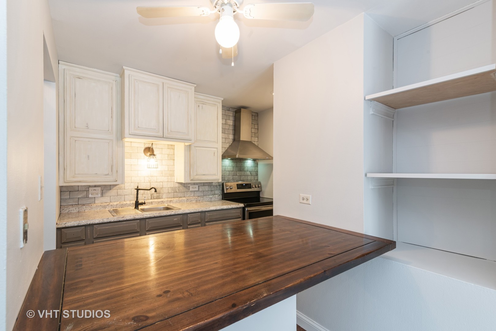 920 Ridge Square, Unit 216 Elk Grove Village, IL 60007 - Photo 3 of 12 a room with table chairs and wooden floor