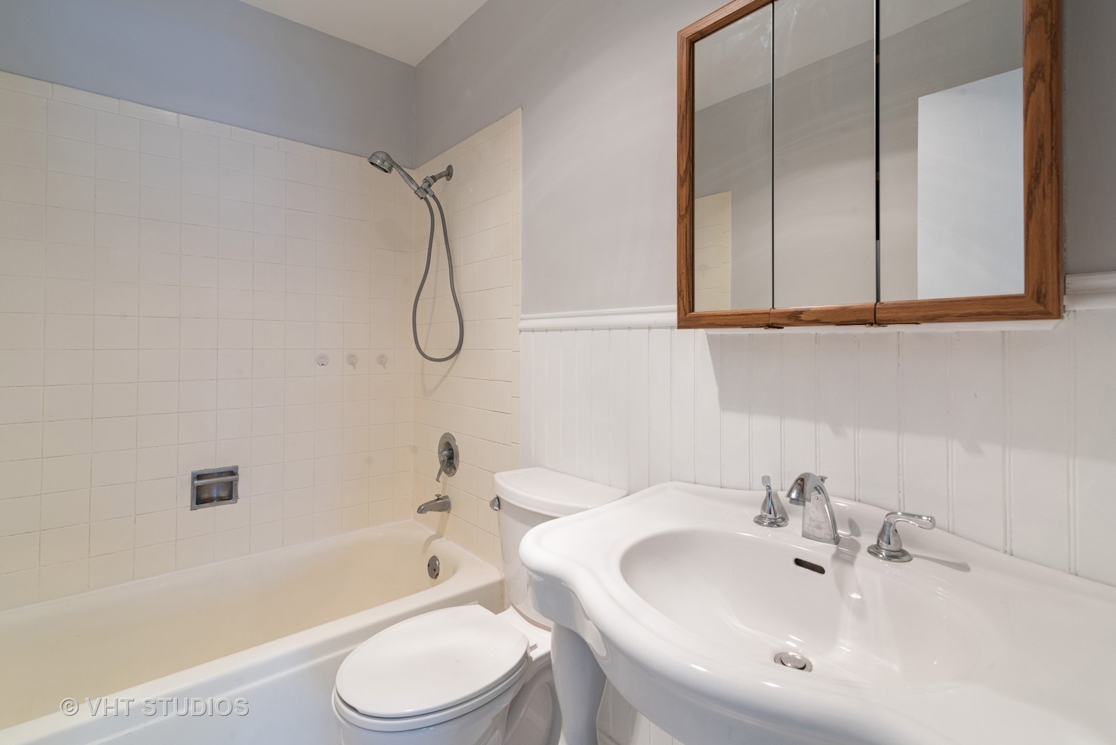 920 Ridge Square, Unit 216 Elk Grove Village, IL 60007 - Photo 8 of 12 a bathroom with a sink toilet and bathtub