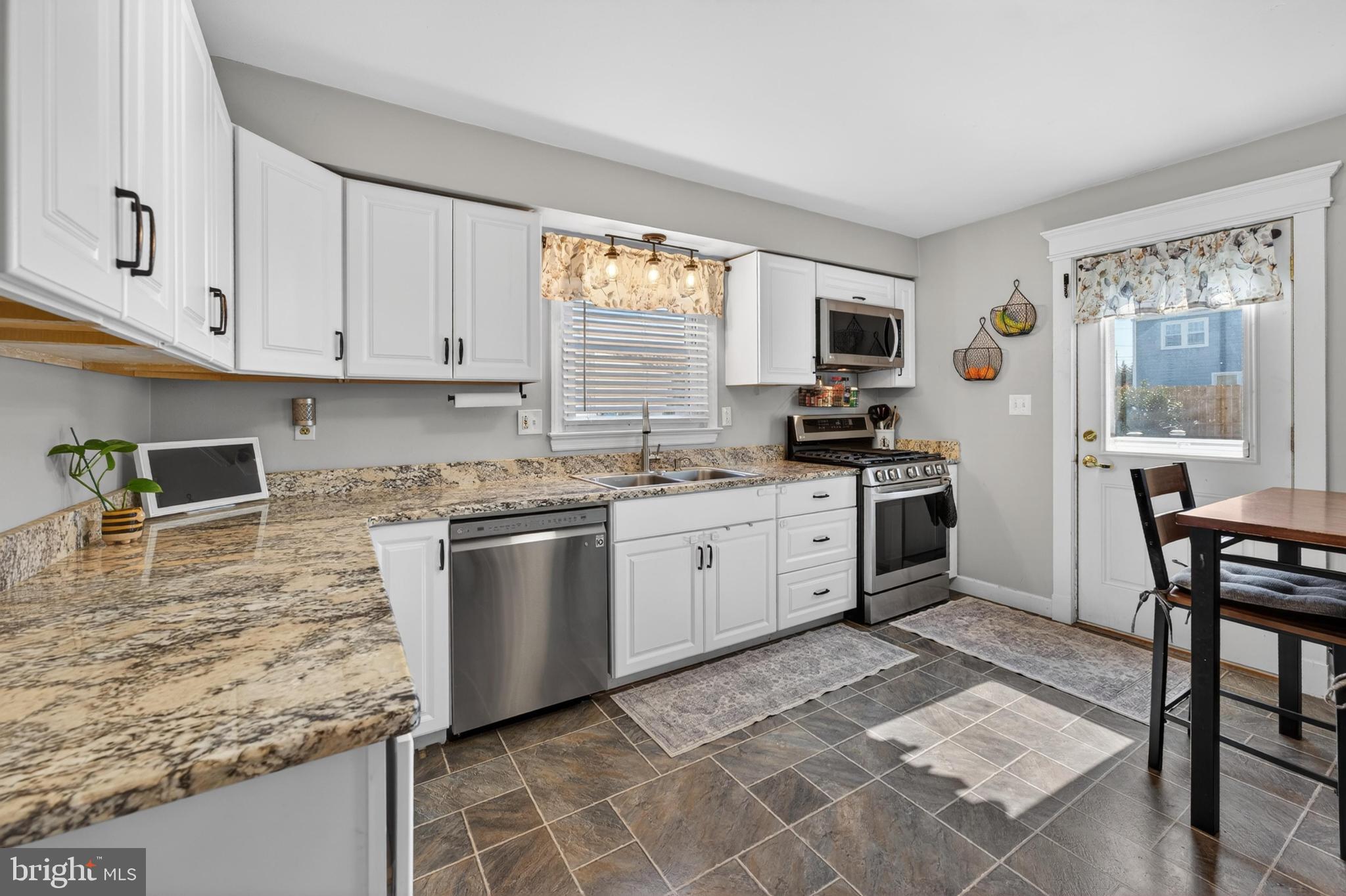 83 Unwin Drive Hamilton, NJ 08610 - Photo 5 of 20