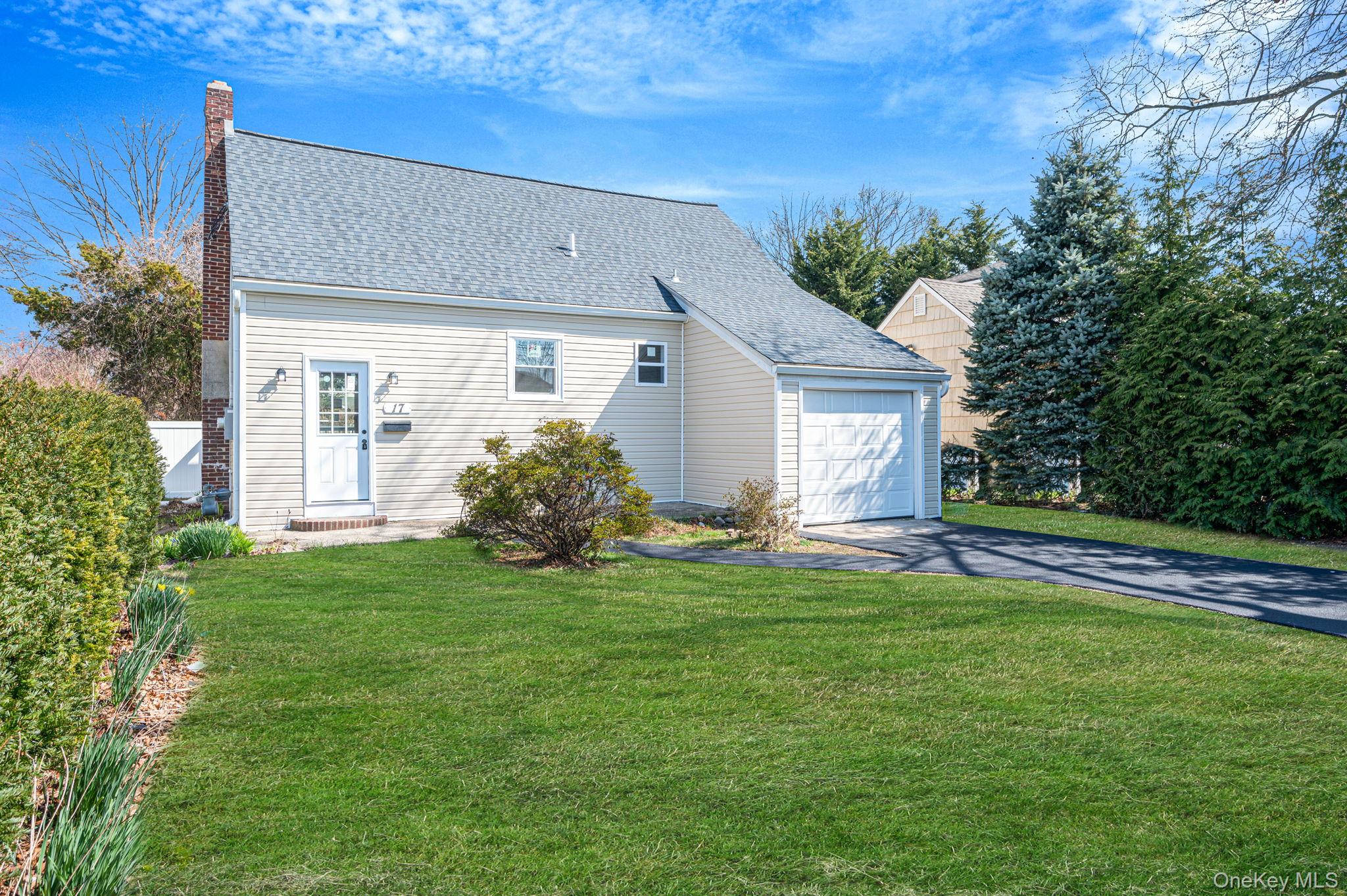 17 Riverside Street Amityville, NY 11701 - Photo 27 of 40