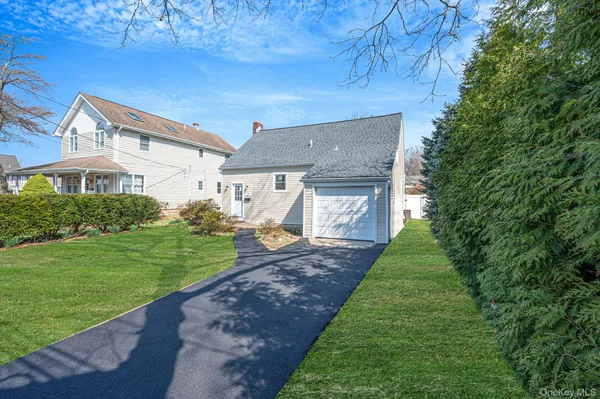 $700,000 | 17 Riverside Street, Amityville, NY 11701