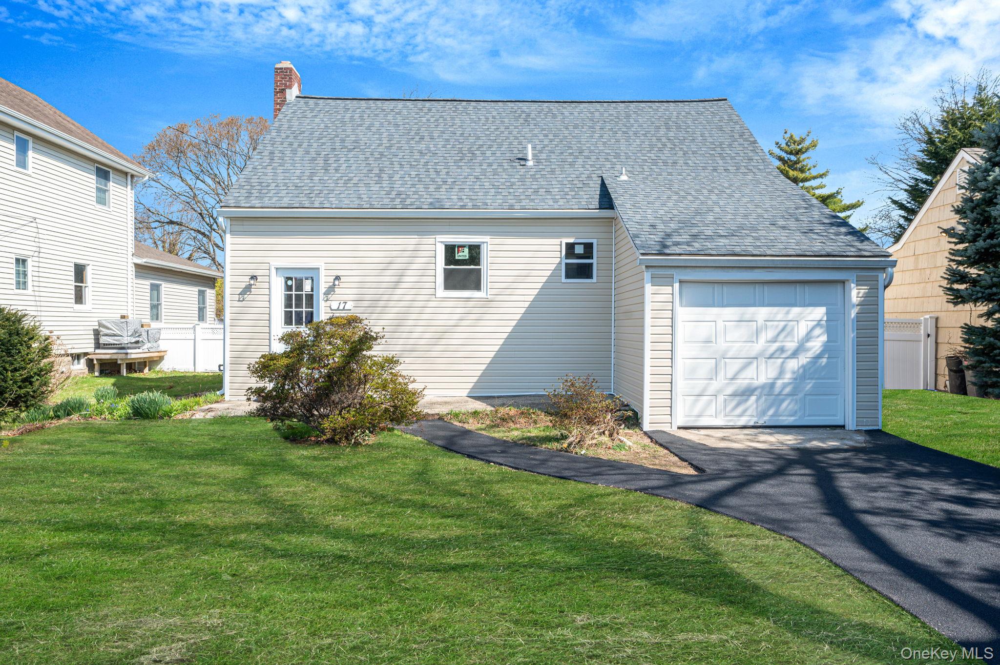 17 Riverside Street Amityville, NY 11701 - Photo 29 of 40