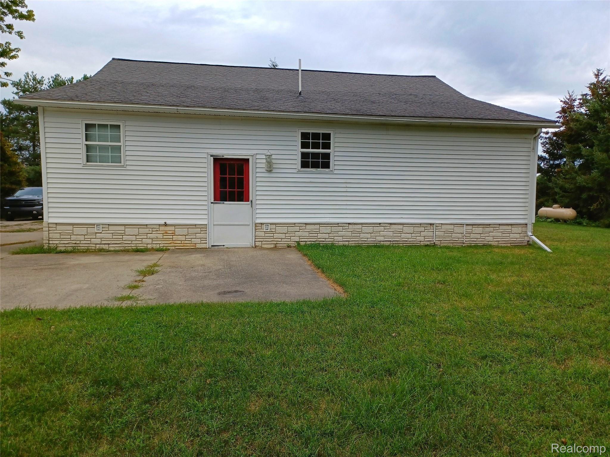 3410 South Iva Road Hemlock, MI 48626 - Photo 4 of 30 20210903_182426-01.jpeg