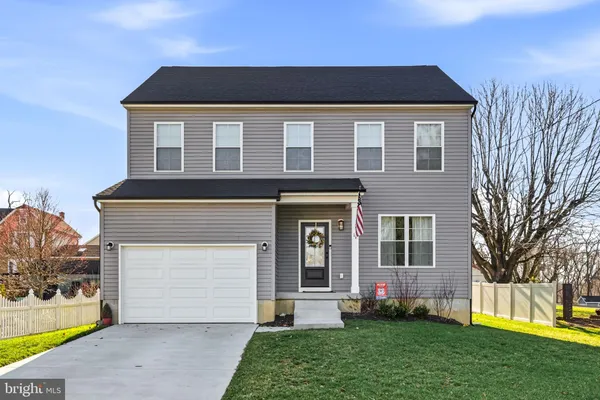 a front view of house with yard